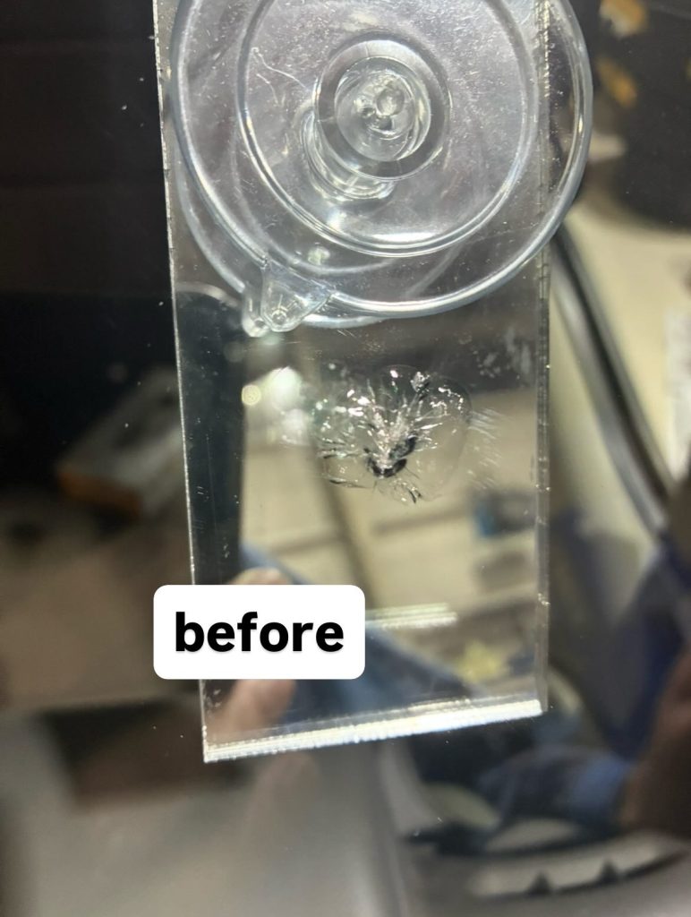 名阪で飛び石を受けてフロントガラスが割れた。大きすぎると他店で断られた修理前の傷