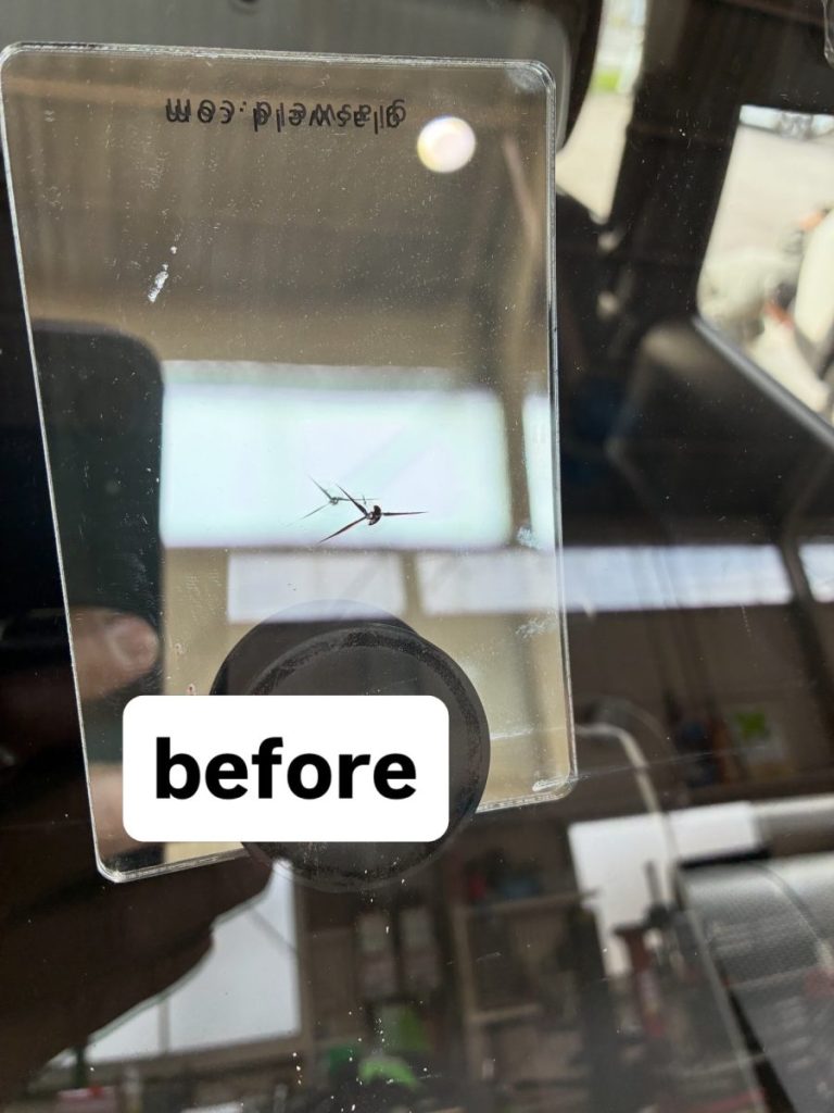 名阪で飛び石をくらったジムニー。電話頂き即日対応。修理前の画像。