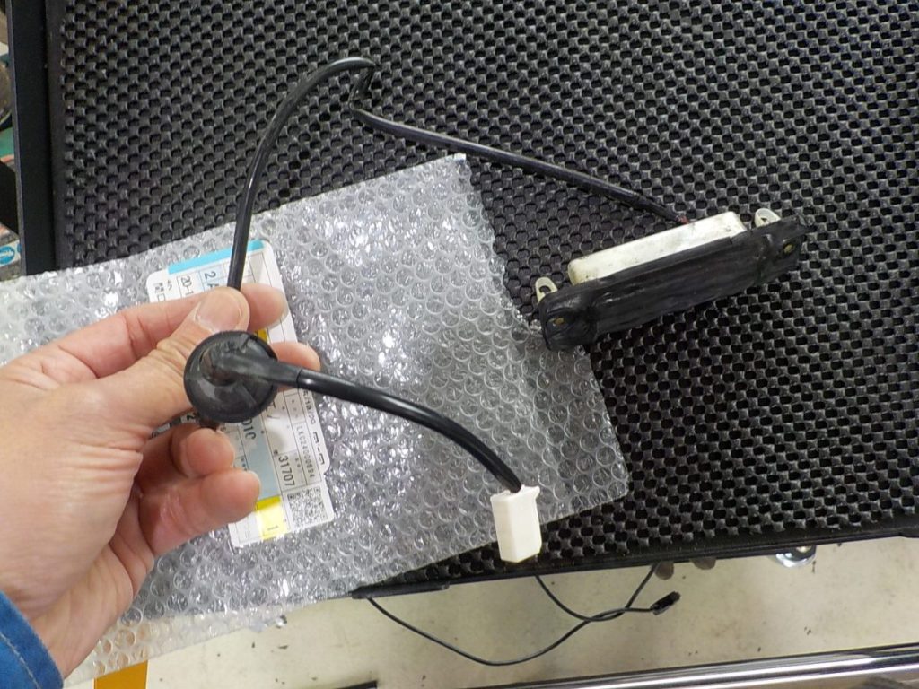 伊賀市のモリタ自動車:バックドアが開かないトラブルのリクエストスイッチ交換作業