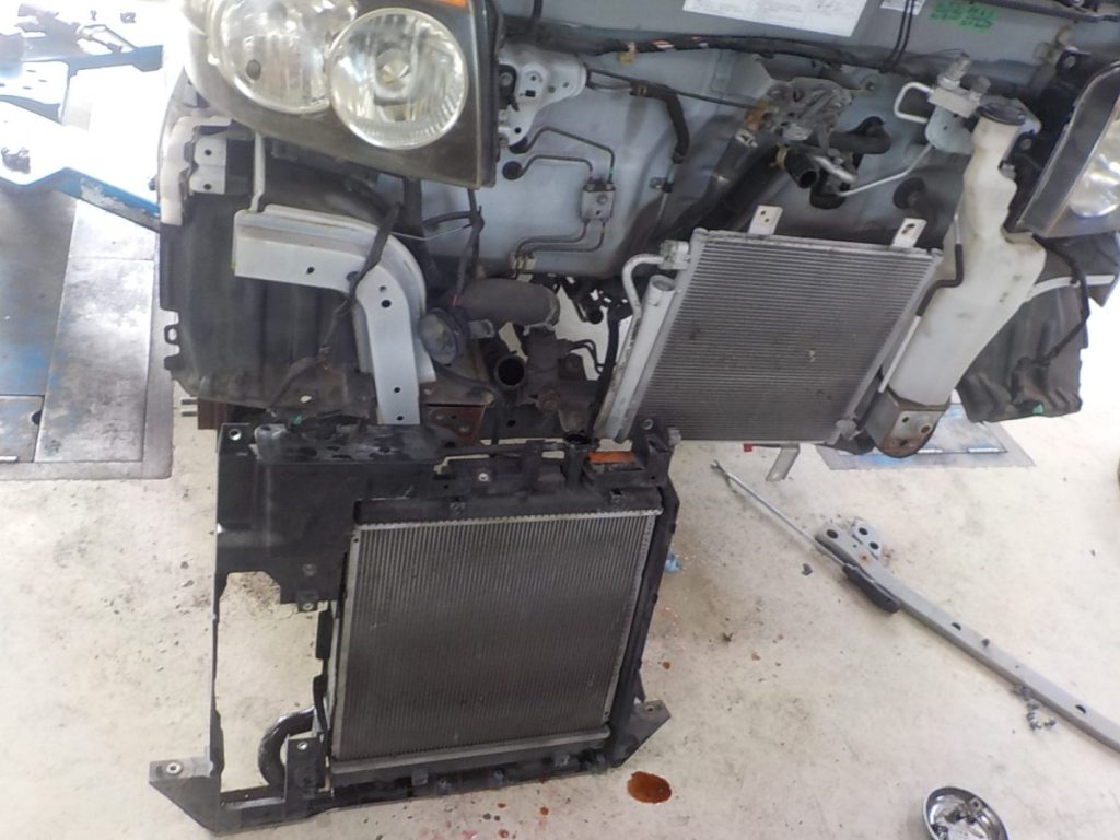 伊賀市のモリタ自動車:オーバーヒート修理に伴う電動ファン交換作業