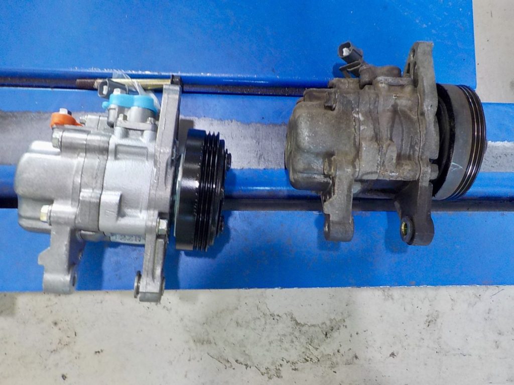 伊賀市のモリタ自動車:エアコントラブルによるコンプレッサー交換作業(新品と旧品)