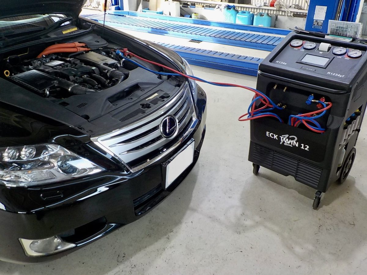 伊賀市のモリタ自動車:レクサスLSに対して新ガス旧ガス両対応の専用機器で行うエアコンメンテナンス