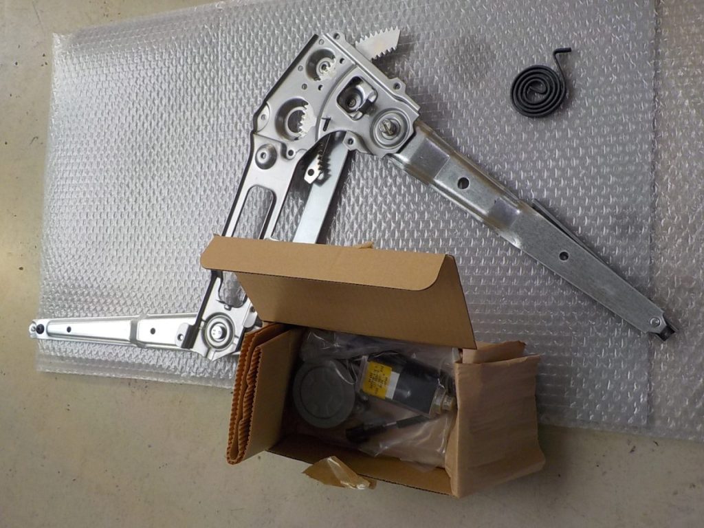 伊賀市のモリタ自動車:窓が動かない車のパワーウインドウレギュレーター交換作業