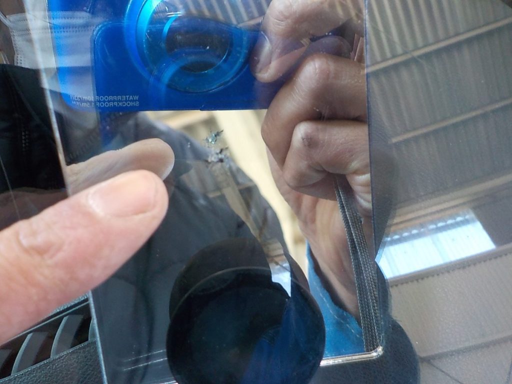 トヨタ カローラフィールダーのフロントガラスに発生した飛び石のヒビ割れとサイズの確認