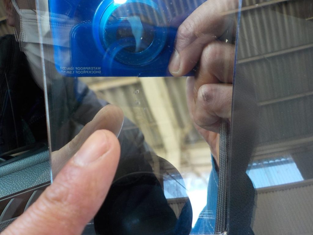 フロントガラスの飛び石キズ（スターブレイク）の修理後の拡大写真。ガラスリペア施工後