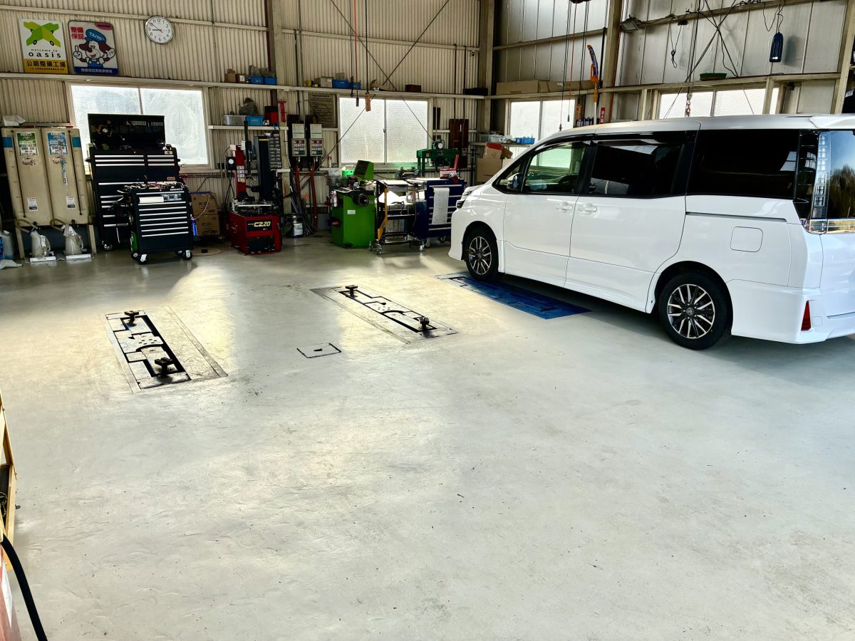 伊賀市で安心の車検・整備を行う指定工場、モリタ自動車の清潔で設備の整ったピット(作業場)