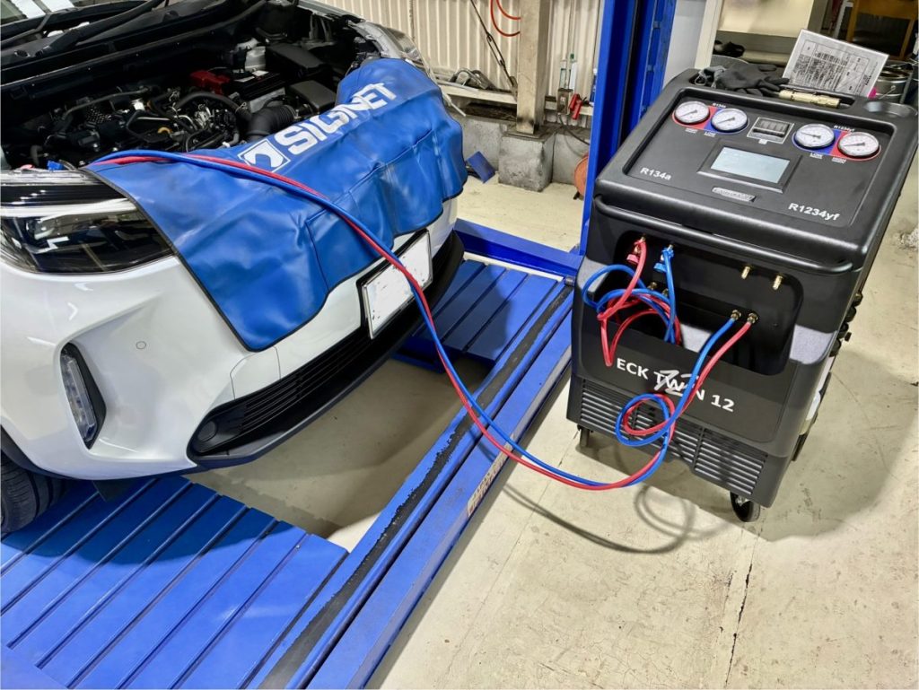 伊賀市のモリタ自動車：トヨタヤリスクロスへの最新機器を用いたエアコンガスクリーニング作業
