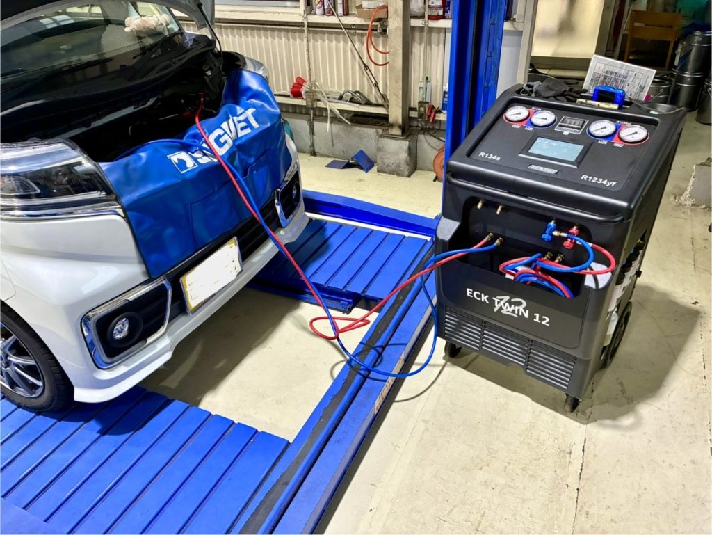 伊賀市のモリタ自動車：スペーシアカスタムへの最新機器を用いたエアコンガスクリーニング作業