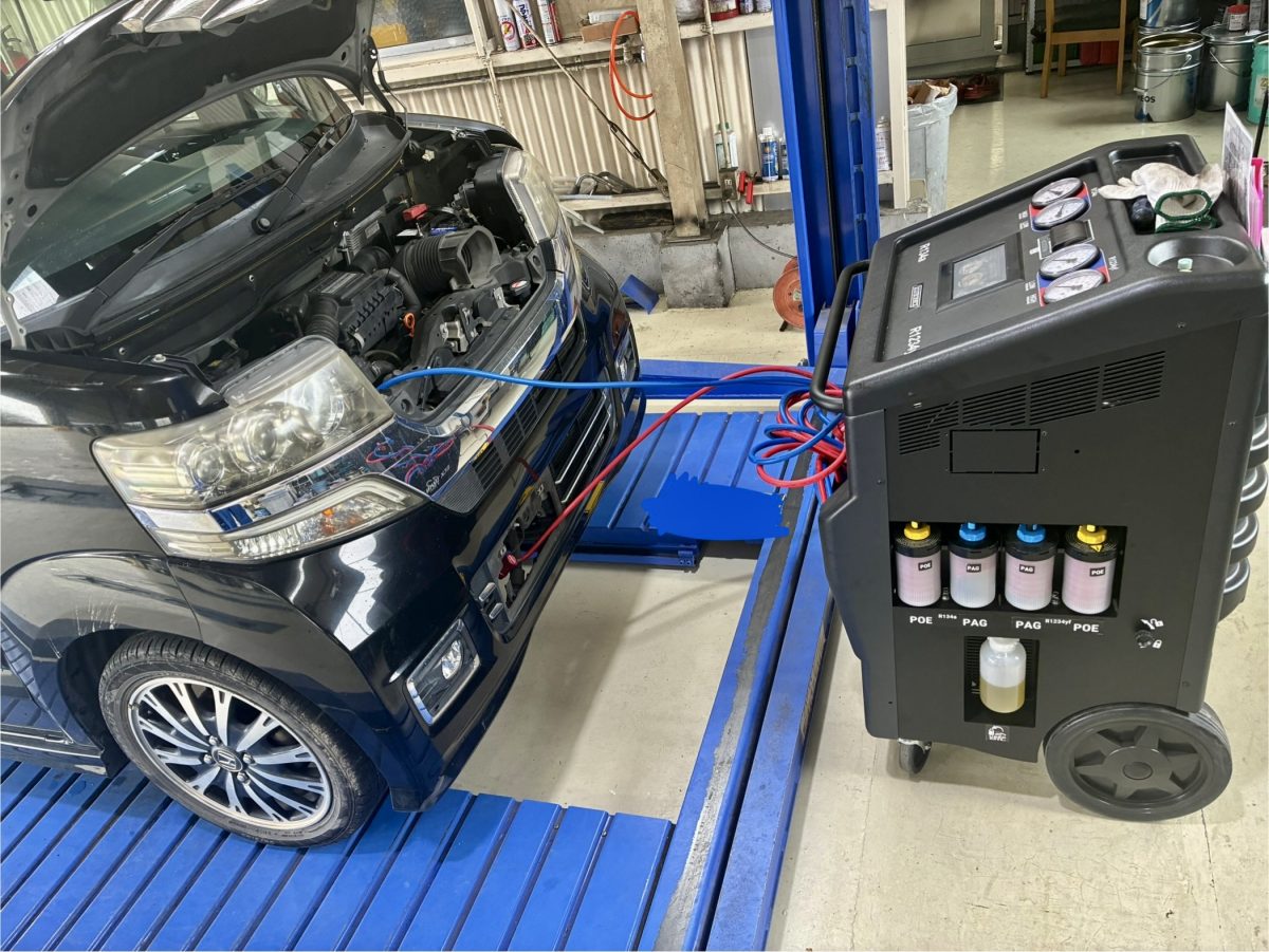 最新の専用機器を使用した、カーエアコンのガスメンテナンス・クリーニング作業(伊賀市 モリタ自動車)