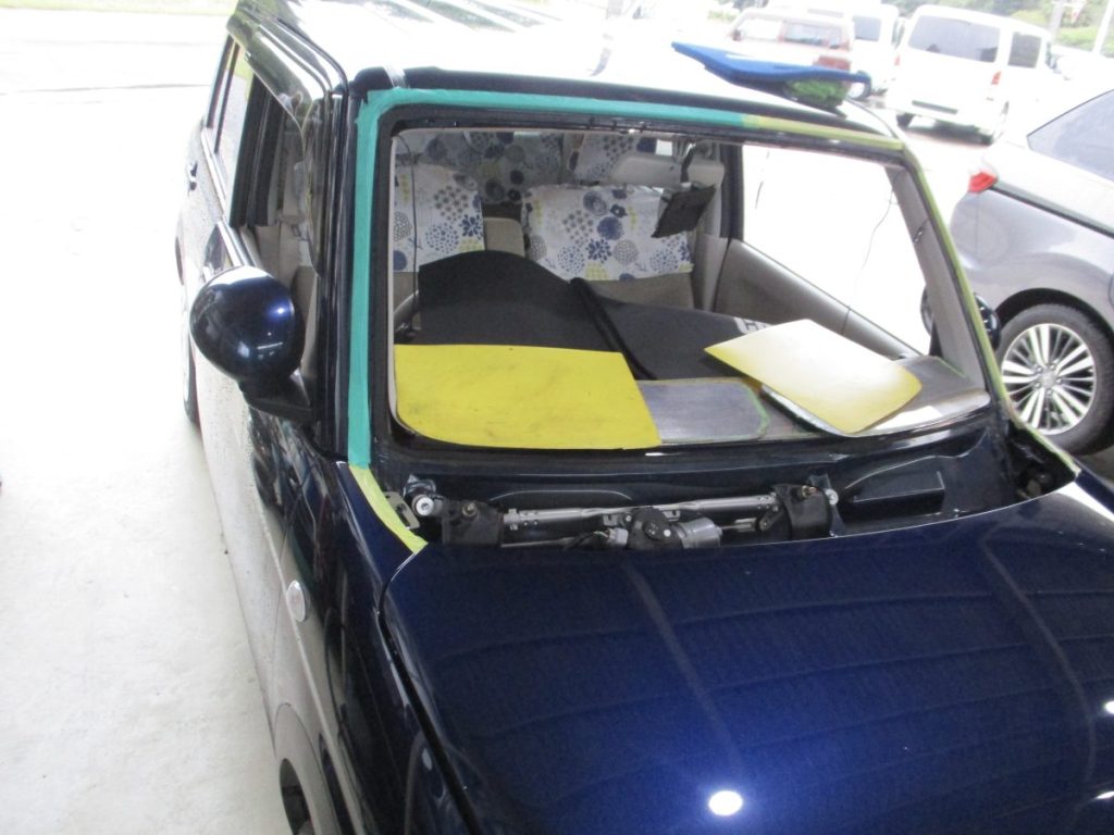 伊賀市 モリタ自動車 スズキ ラパンのフロントガラス脱着・交換作業