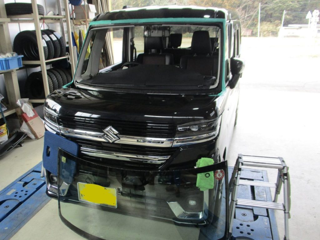 伊賀市 モリタ自動車 スズキ スペーシア（黒）のフロントガラス脱着・交換作業