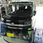 伊賀市 モリタ自動車 スズキ スペーシア（黒）のフロントガラス脱着・交換作業