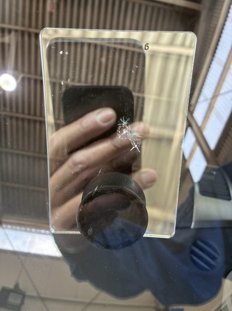 2つ繋がった高難易度な飛び石キズ（コンビネーションブレイク）の修理前