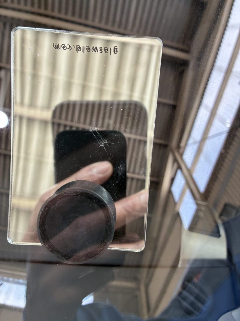 特殊技法で綺麗に修復完了したフロントガラスリペア施工後