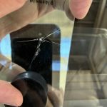 フロントガラスに発生した非常に長いヒビ割れ（飛び石の放置による亀裂拡大）