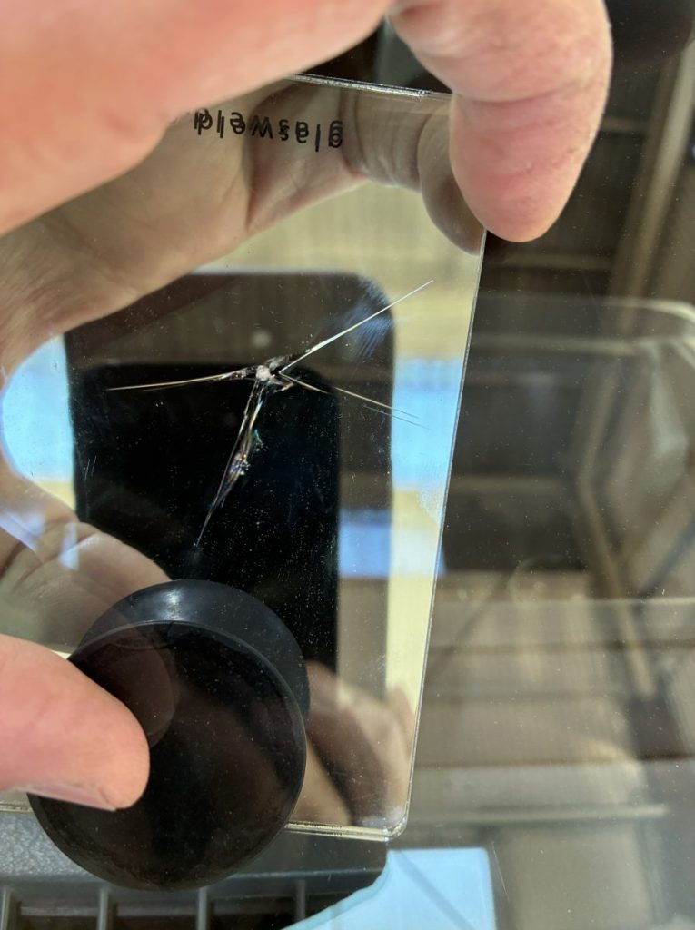 フロントガラスに発生した非常に長いヒビ割れ（飛び石の放置による亀裂拡大）