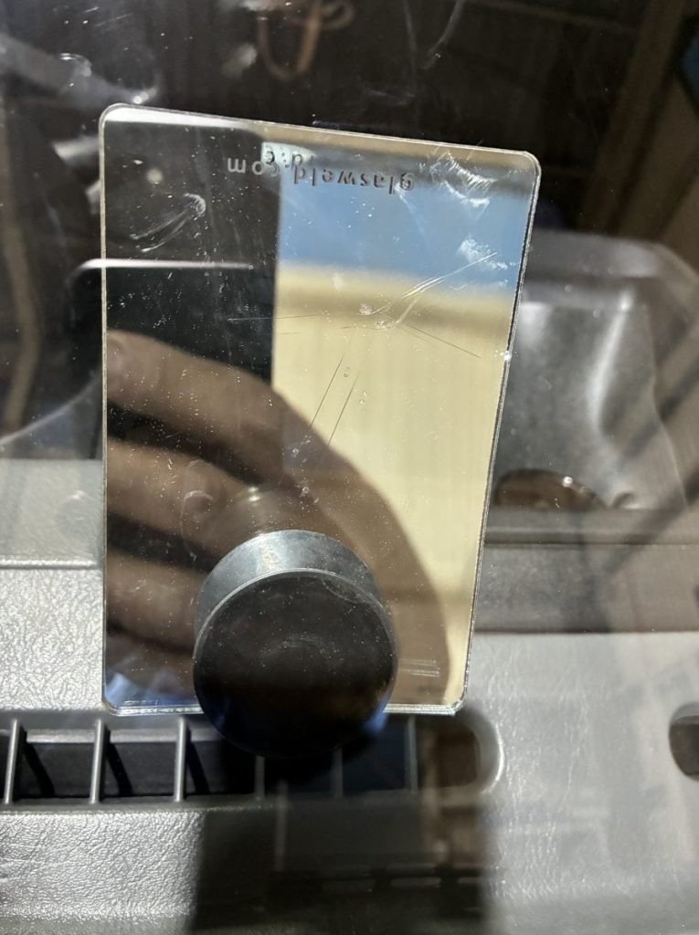 長いヒビ割れに特殊樹脂を注入した応急処置リペア後（非推奨事例）