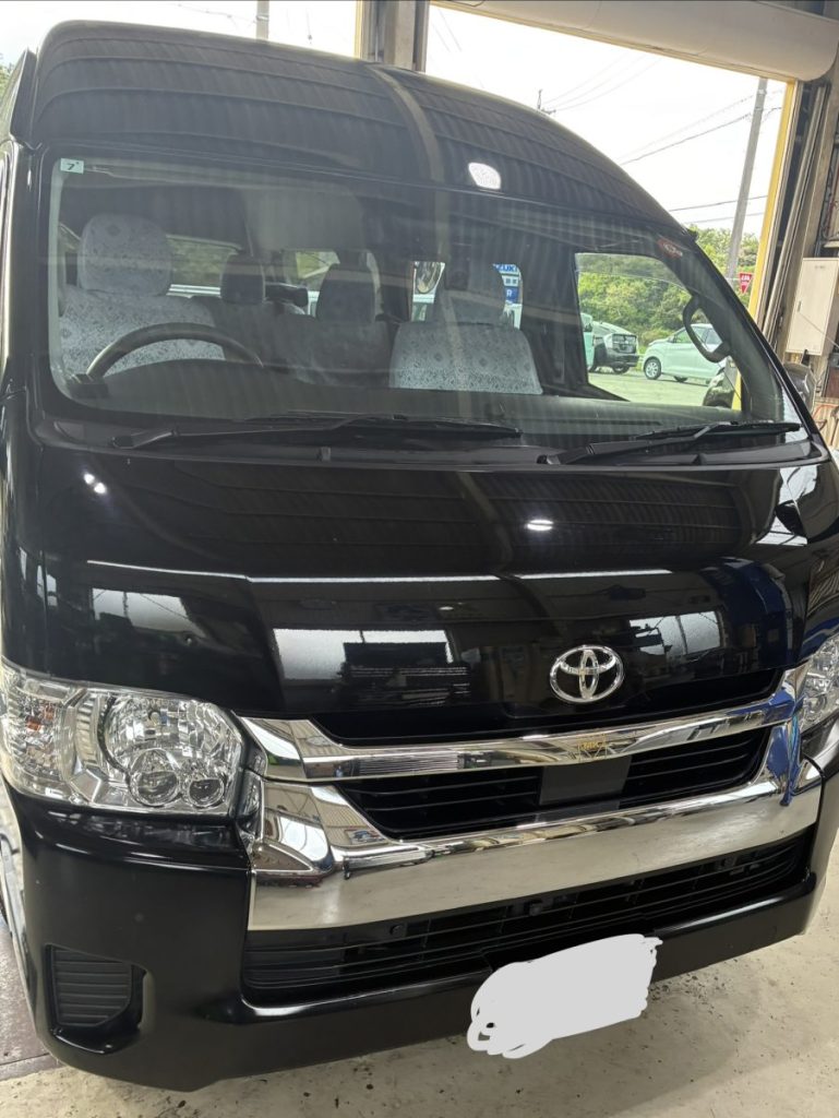 名阪国道での飛び石被害で緊急入庫したトヨタ ハイエース