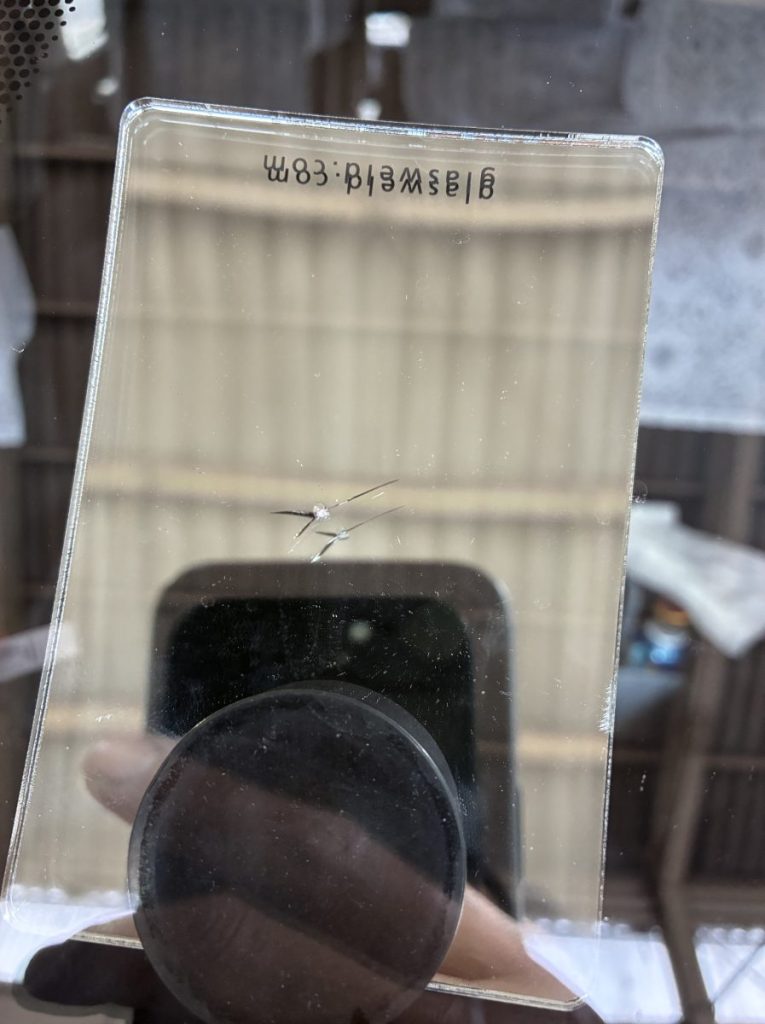 ハイエースのフロントガラスにできた難易度の高いスターブレイク（星型）の飛び石キズ