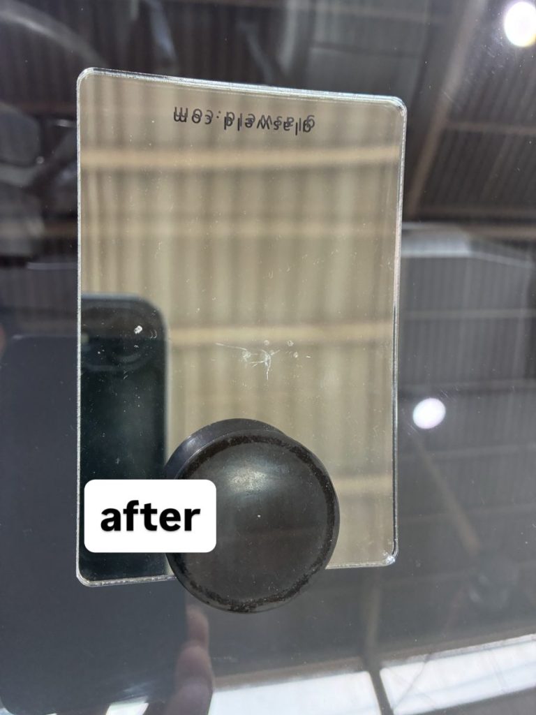 特殊作業で隠れキズまで完全に修復したフロントガラスリペア施工後