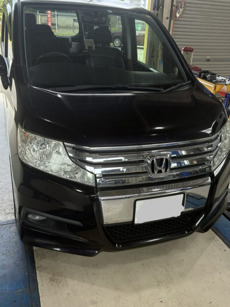 名阪国道での飛び石被害でGW中に緊急入庫したホンダ ステップワゴン
