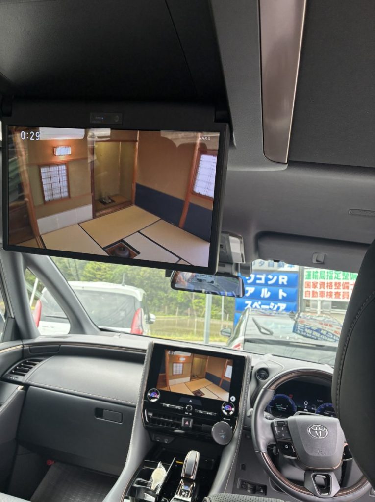 後付け取付が完了し、ナビと連動して映像が映し出されたトヨタ純正フリップダウンモニター