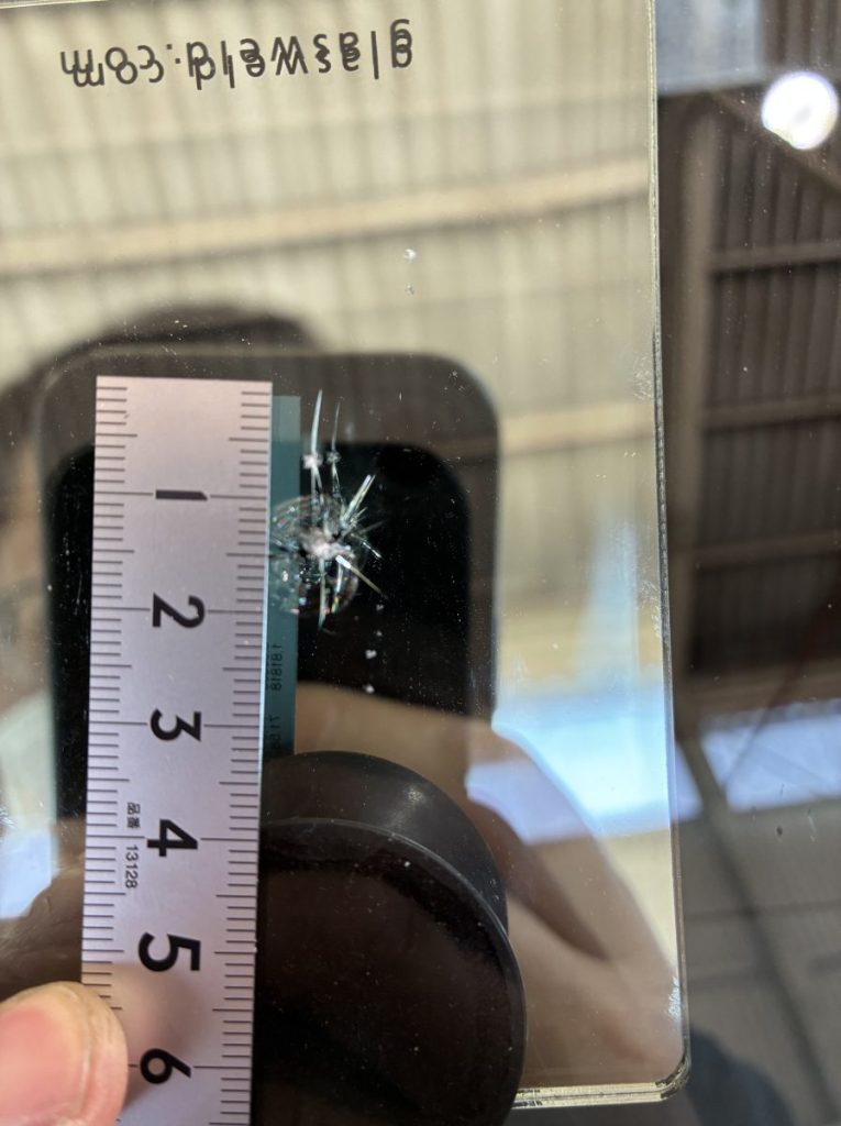 ハイエースのフロントガラスにできた上に伸びるスーパー高難易度のコンビネーションブレイク（定規でのサイズ確認）