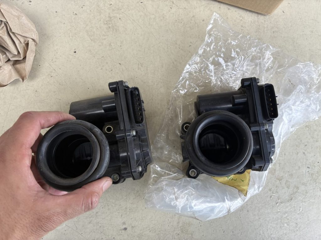 交換費用を抑えるために手配した良質な中古スロットルボディと故障した部品の比較