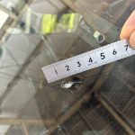 量販店でガラス交換を勧められた約30mmの巨大な飛び石キズと隠れキズのアップ（修理前）