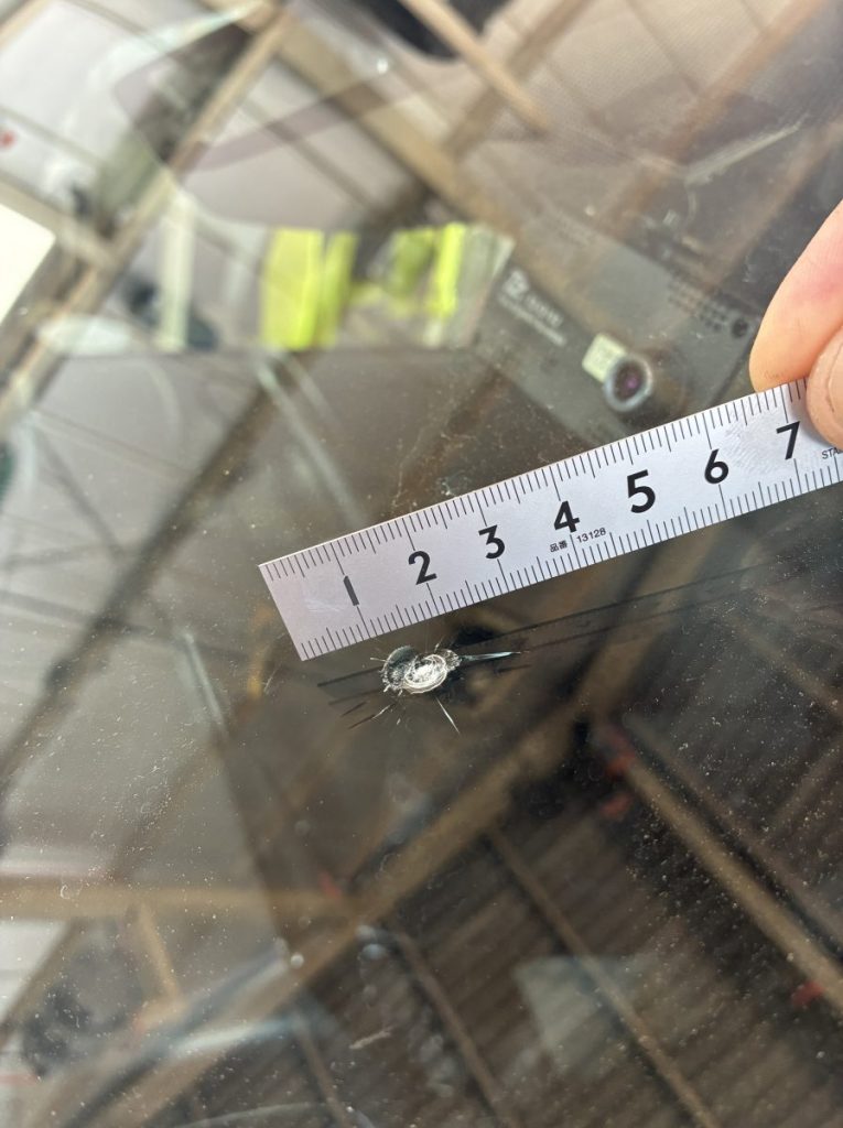 量販店でガラス交換を勧められた約30mmの巨大な飛び石キズと隠れキズのアップ(修理前)