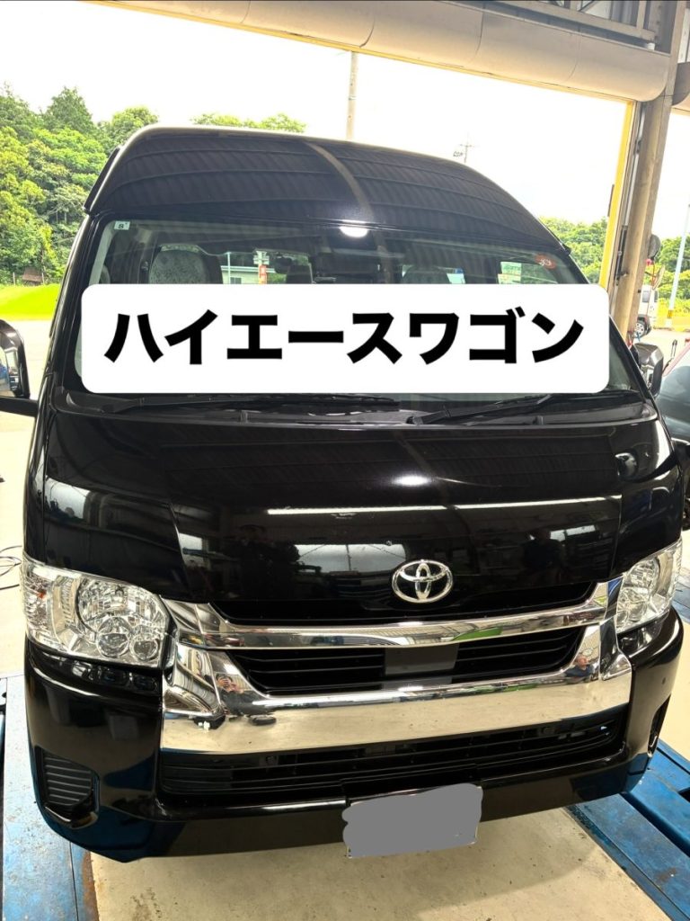 名阪国道での飛び石トラブルでご入庫いただいたトヨタ ハイエースワゴン