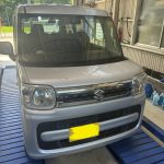雨の日の名阪国道で飛び石被害に遭い、オイル交換ついでにご入庫いただいたスズキ スペーシア