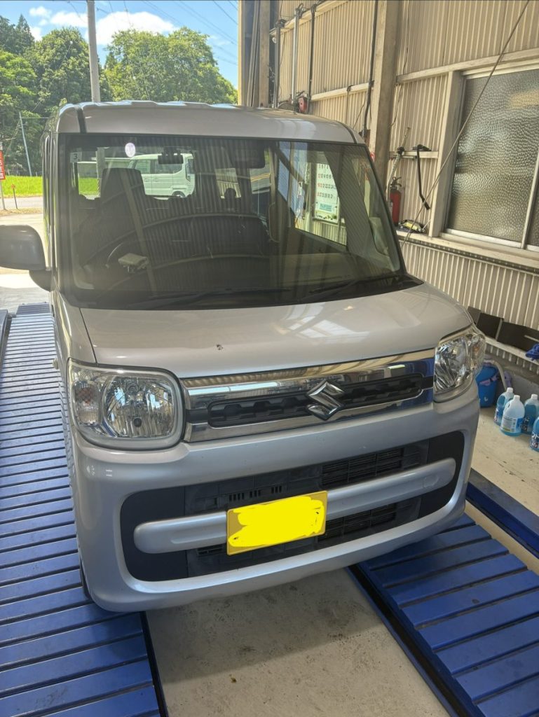 雨の日の名阪国道で飛び石被害に遭い、オイル交換ついでにご入庫いただいたスズキ スペーシア