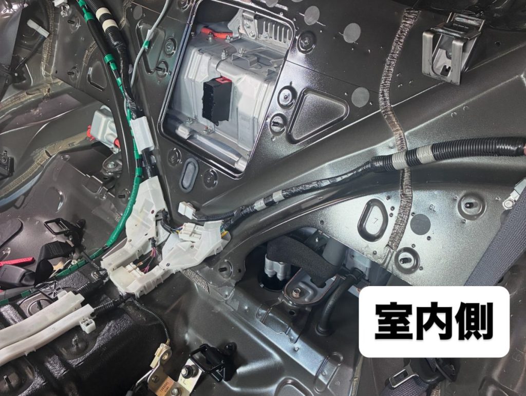レクサス LS600hのハイブリッドバッテリー交換のため室内側リアシートを分解した状態