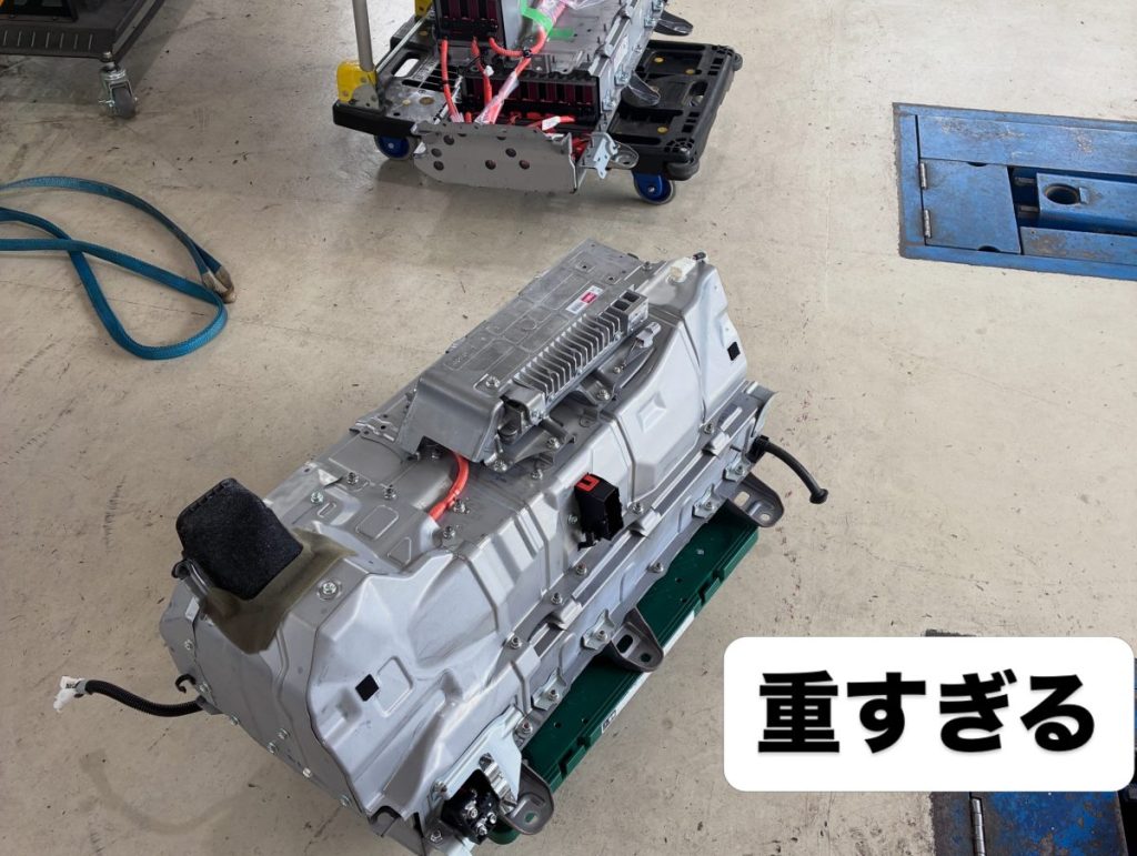 取り外されたレクサス LS600hの巨大で極めて重いハイブリッドバッテリー単体